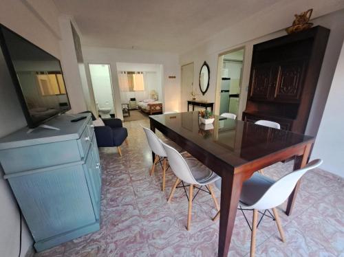 Una sala de estar con mesa de comedor y sillas. en Plaza 23, en Bahía Blanca