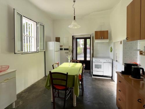een keuken met een tafel met een groene tafelkleed bij Villa Luce in Bisceglie