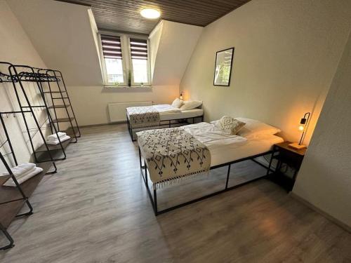 een kamer met twee bedden en een ladder erin bij FeWo Topnik in Castrop-Rauxel