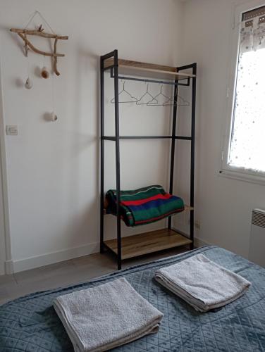 - une chambre avec un lit et 2 serviettes dans l'établissement chambre chez l habitant Liebmann, à Saujon