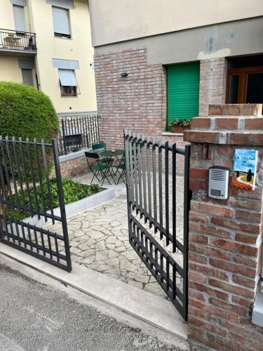 una valla de hierro forjado frente a un edificio en La Casina di Cinzia en San Gimignano