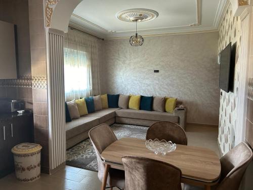 a living room with a couch and a table at Appartement à Haouma, proche port Tanger Med 2 in El Haouma