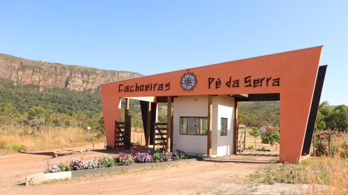 a building in the middle of a dirt road at Cachoeiras Pé da Serra in São João Batista do Glória