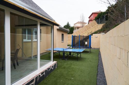 a patio with a ping pong table in a backyard at VILLA Formonte in Los Ángeles de San Rafael