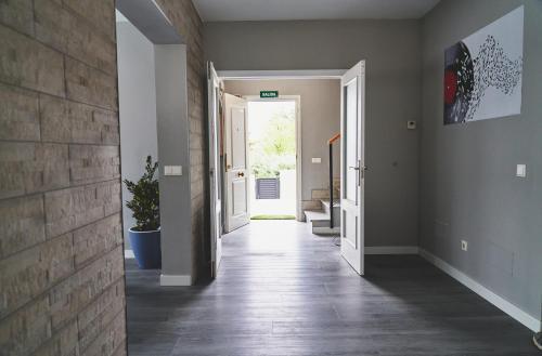 an empty hallway with a hallway leading to a door at VILLA Formonte in Los Ángeles de San Rafael