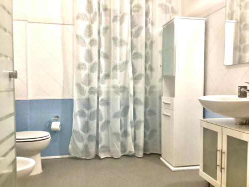 ein Bad mit einem WC und einem Waschbecken in der Unterkunft Gardenia Rooms in Cagliari