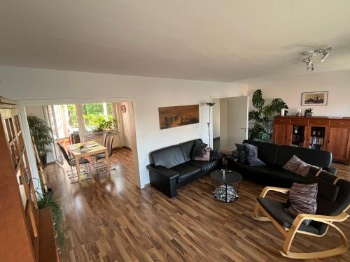 Χώρος καθιστικού στο "An der alten Mühle 1" Fewo 110 qm, zwei große Schlafzimmer, Südbalkon, Gartenterrasse & Wallbox