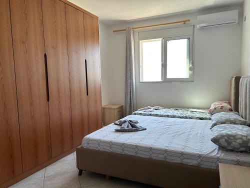 ein kleines Schlafzimmer mit einem Bett und einem Fenster in der Unterkunft Alma Room in Sarandë