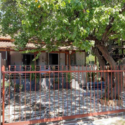Το κτήριο όπου στεγάζεται  η παραθεριστική κατοικία