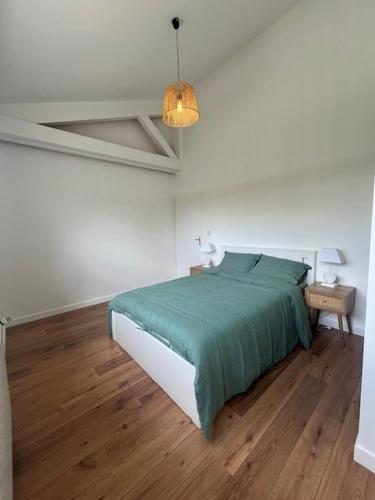ヴェルトゥにあるChambres doubles dans maison juste refaite à neufの白いベッドルーム(緑の毛布付きのベッド付)