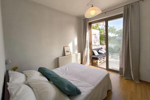 Postel nebo postele na pokoji v ubytování Villa Mirtylla luxury retreat w Pool, BBQ and Gym