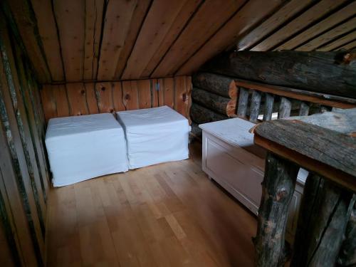 Katil atau katil-katil dalam bilik di Tokkapirtti B2 Log cabin near Levi center in a peaceful neighbourhood