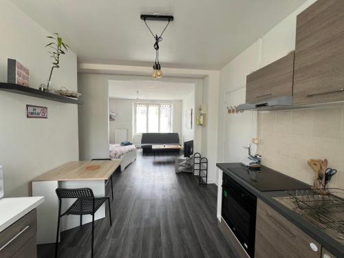 une pièce avec une cuisine et un salon dans l'établissement joli T1 avec parking gratuit, à Brest