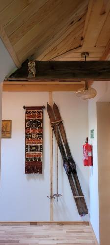 a wall with a bunch of skis hanging on it at Gryglówka Noclegi in Zembrzyce