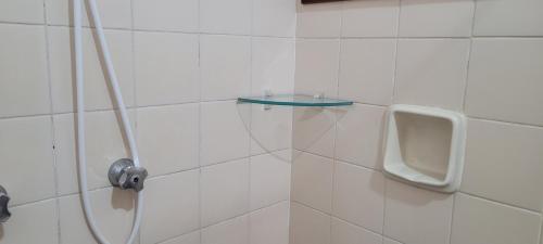bagno con doccia e orinatoio a parete di Apartamento Cobertura com vista panorâmica a Pelotas