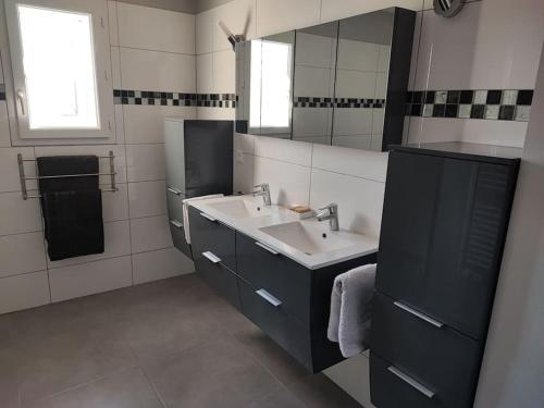 une salle de bain avec un lavabo et un miroir dans l'établissement Villa familiale en Provence, à Beaucaire