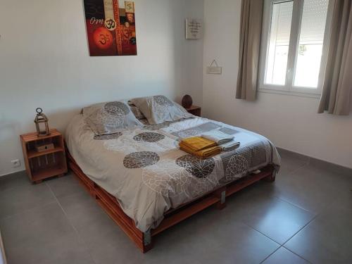 une chambre avec un lit dans une pièce dans l'établissement Villa familiale en Provence, à Beaucaire