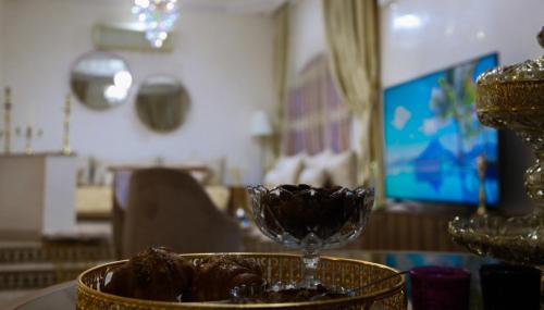 - un bol de nourriture sur une table avec un verre de vin dans l'établissement Zine Villa Guest House, à Marrakech