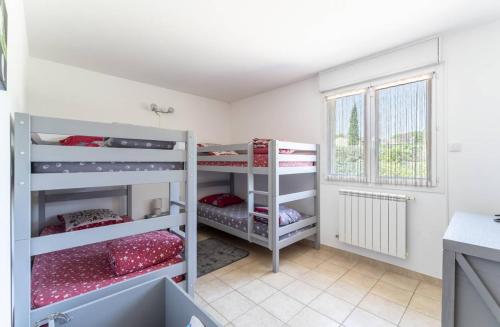 Postel nebo postele na pokoji v ubytování gite les oliviers 10 pers piscine au calme 4 Etoiles