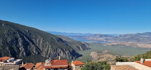 Una imagen general de la montaña o una montaña tomada desde el hotel