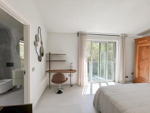 une chambre avec un lit et un bureau et une salle de bain dans l'établissement Villa du Soleil - Cannes, à Cannes