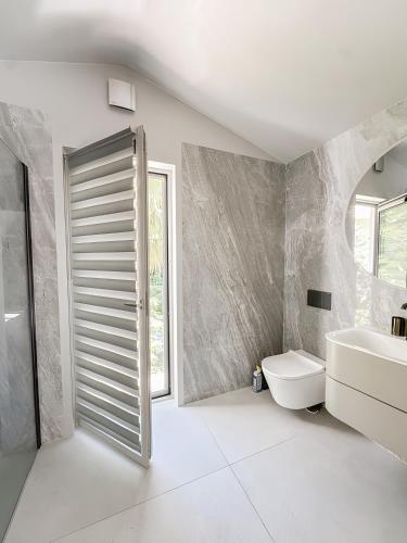 une salle de bain avec une douche, un lavabo et des toilettes dans l'établissement Villa du Soleil - Cannes, à Cannes