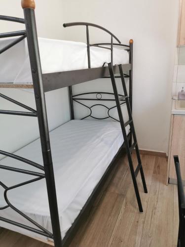 - deux lits superposés dans une chambre dans l'établissement IRINI'S HOUSE, à Toroni