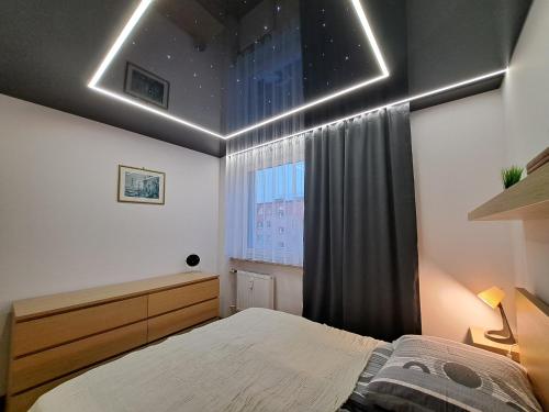 1 dormitorio con cama y ventana en apartament klif, en Gdynia