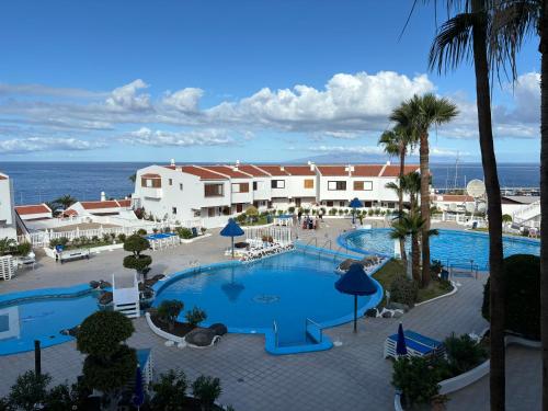 een luchtzicht op een resort met een zwembad bij Ocean View near the Beach in Adeje