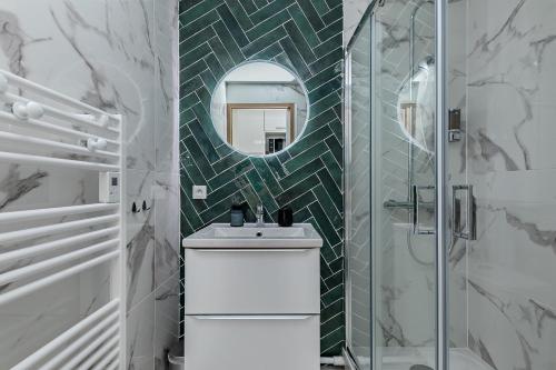 y baño con lavabo y espejo. en L'escale normande - Terrasse - Gare, en Rouen