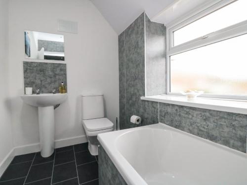 Et badeværelse på Corner Cottage