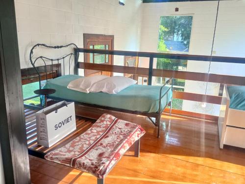 Bett in einem Zimmer mit einer Box auf dem Boden in der Unterkunft Don Vicente in Villa Leloir