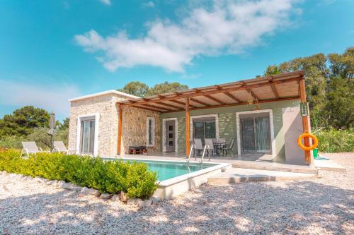 eine Villa mit einem Pool und einem Haus in der Unterkunft Oliveto A Flumine - Experientia Villa in Pastida