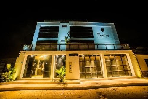 - une vue sur un hôtel la nuit dans l'établissement Hotel Tepuy, à San José del Guaviare