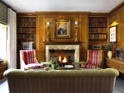 sala de estar con chimenea y sofá en Covent Garden Hotel, Firmdale Hotels, en Londres