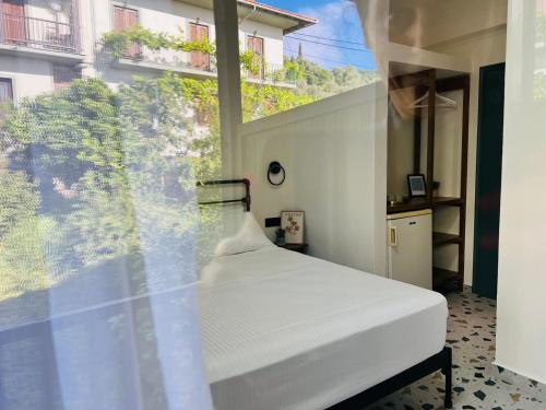 un letto in una camera con una grande finestra di Yalla Chorefto - Hotel & Fun a Chorefto