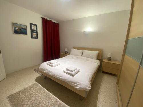 St Julians Property with Terraceにあるベッド