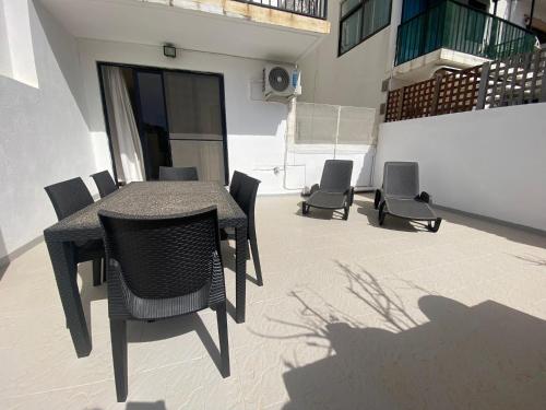 St Julians Property with Terraceにあるバルコニーまたはテラス