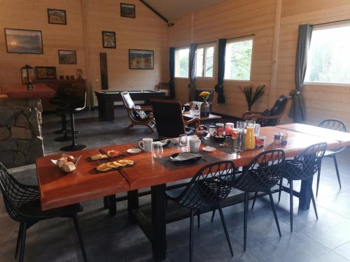 a table with chairs and a laptop on top of it at ETCHE ARGUINIA CHAMBRES HOTES et SPA in Montory