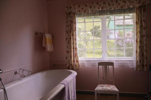 a bathroom with a bath tub and a window at Singerheimen in Olden