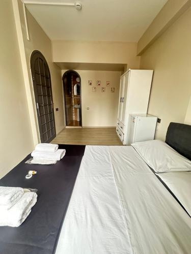 Pokój z białym łóżkiem i lodówką w obiekcie GLR OTEL w mieście Balıkesir