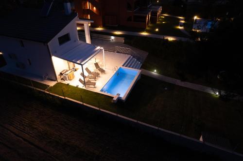 Kolam renang di atau dekat dengan Aura Beachfront Private Pool Villa
