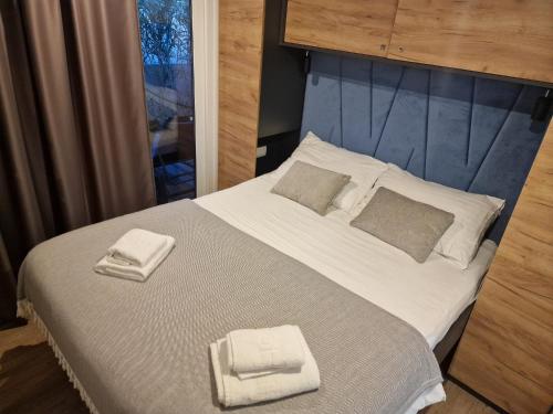 Postel nebo postele na pokoji v ubytování Olive Mobile Home, Terra Park SpiritoS