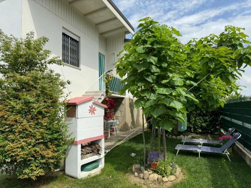 a garden with a bird house and a tree at B&B da Fiore in Castel Bolognese