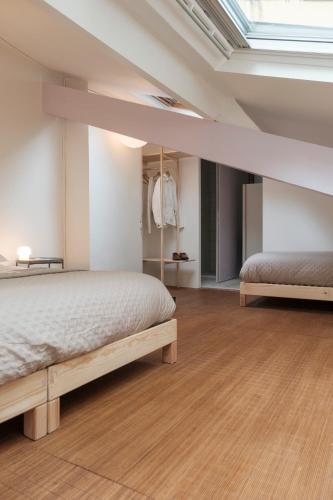 - une chambre avec 2 lits et une lucarne dans l'établissement Casa Champgil, à Clermont-Ferrand