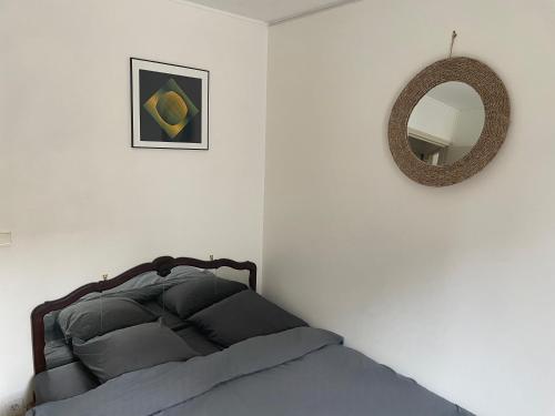 une chambre avec un lit et un miroir dans l'établissement Cosy 45m2 private apartment Paris Montparnasse, à Paris