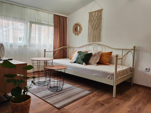 Un dormitorio con una cama blanca con almohadas. en Apartments Magaza, en Sarajevo