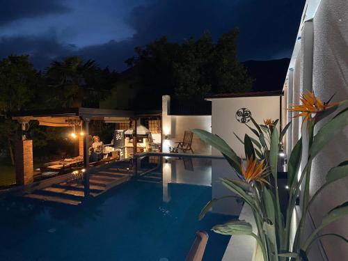 una piscina en una casa por la noche en Villa Nikola en Kotor