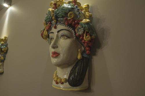 a statue of a woman with a headdress of beads at B&B Sbarco dei 1000 Marsala in Marsala