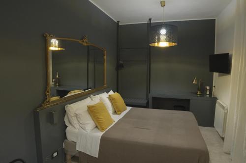 a bedroom with a large bed with yellow pillows at B&B Sbarco dei 1000 Marsala in Marsala